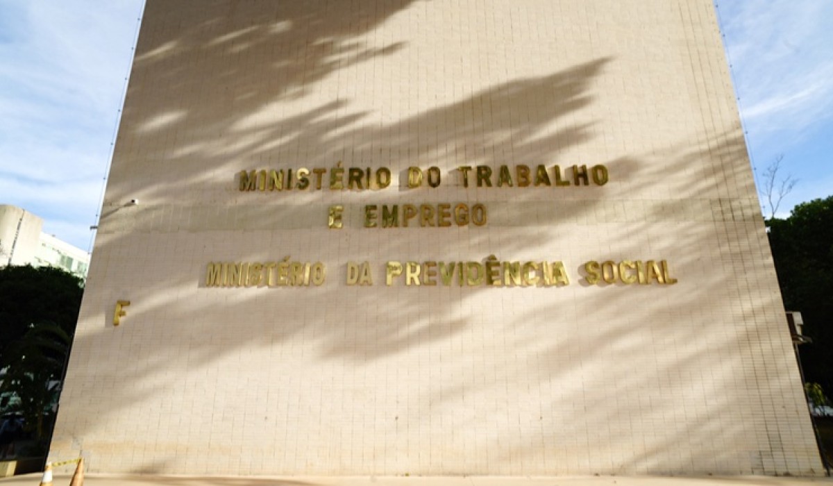 Governo Federal prorroga por 90 dias regra sobre trabalho em feriados no comércio